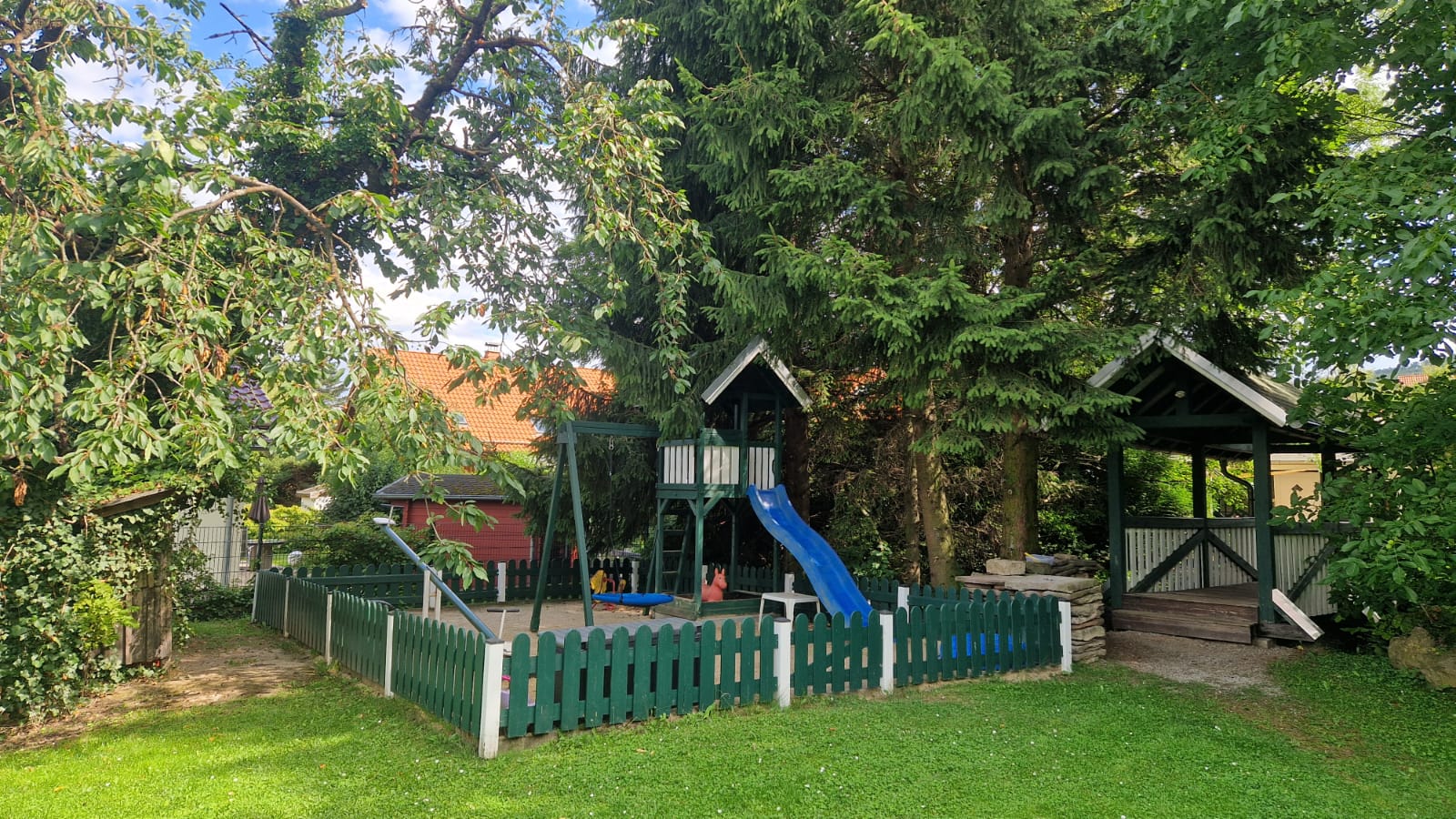 Garten mit Spielplatz