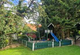 Garten mit Spielplatz